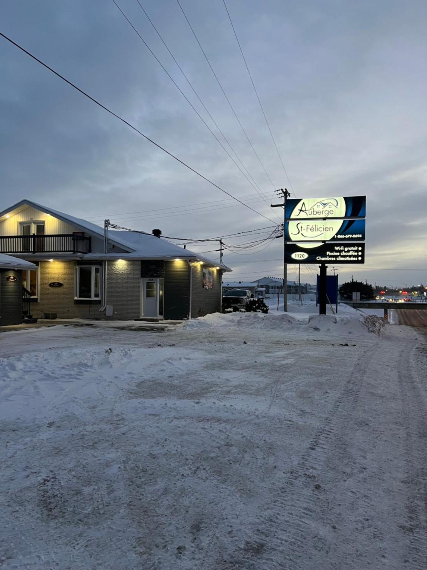 Hotel Auberge St-Felicien Saint Felicien Exterior photo